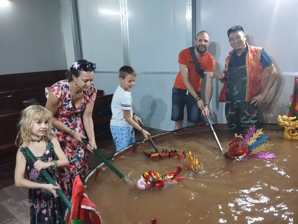 Rối nước hấp dẫn những em bé nước ngoài. Rối nước hấp dẫn những em bé nước ngoài.