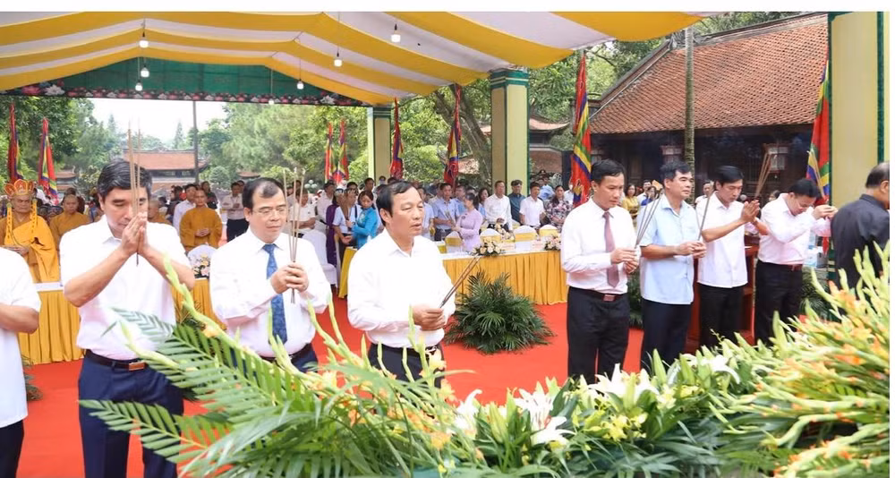 Lãnh đạo tỉnh Hải Dương dâng hương tưởng niệm Anh hùng dân tộc, Danh nhân văn hóa thế giới Nguyễn Trãi.