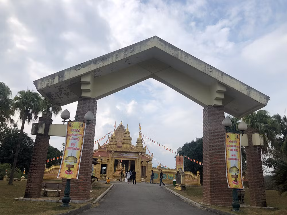 Du khách tham quan Làng. Du khách tham quan Làng.