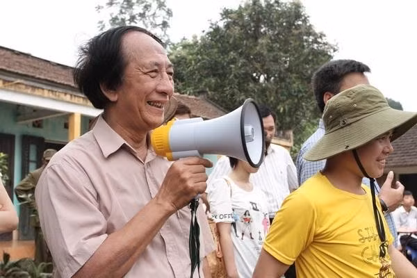 Đạo diễn, NSND Nguyễn Hữu Phần trên trường quay phim "Làng Ma 10 năm sau". (Ảnh: VFC) Đạo diễn, NSND Nguyễn Hữu Phần trên trường quay phim "Làng Ma 10 năm sau". (Ảnh: VFC)