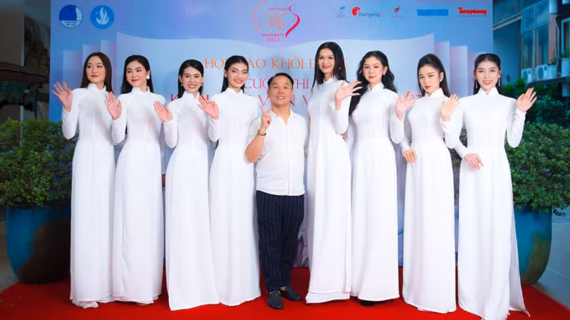 Nhà thiết kế Việt Hùng và những thí sinh đầu tiên của cuộc thi.