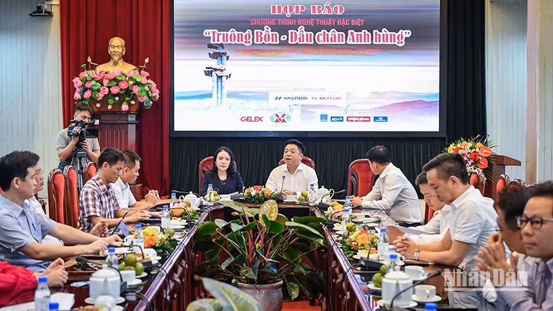 Ban tổ chức thông tin về chương trình nghệ thuật. (Ảnh: THÀNH ĐẠT)