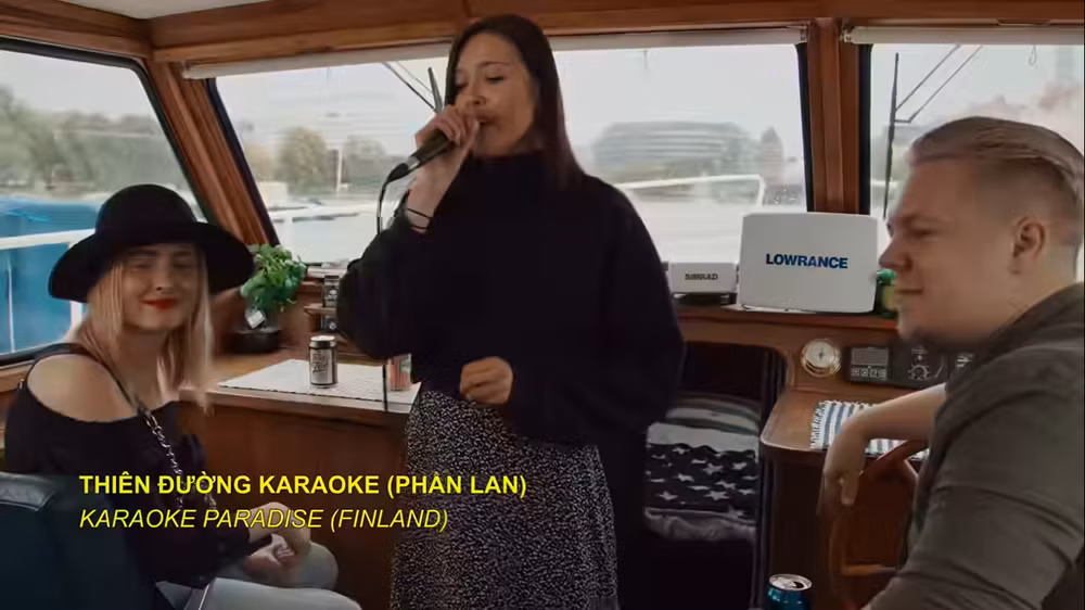 Cảnh trong phim "Thiên đường Karaoke" của điện ảnh Phần Lan. Cảnh trong phim "Thiên đường Karaoke" của điện ảnh Phần Lan.