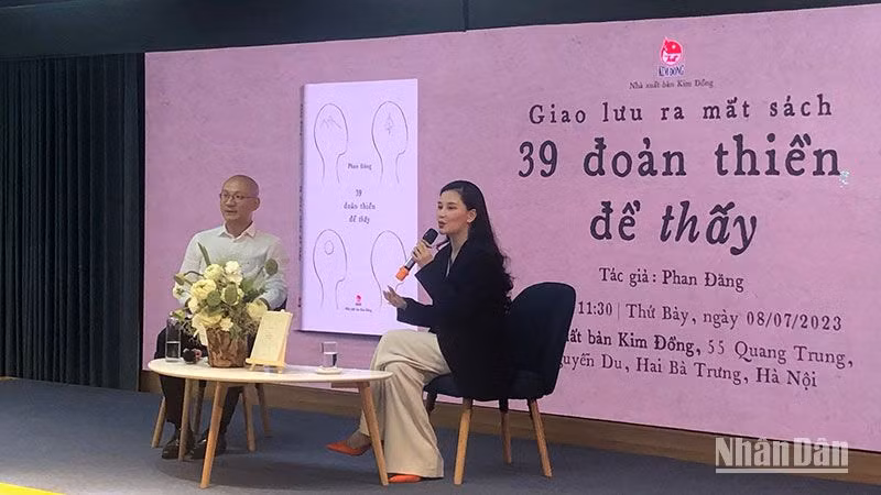 Tác giả Phan Đăng và MC Huyền Châu trong buổi ra mắt sách.