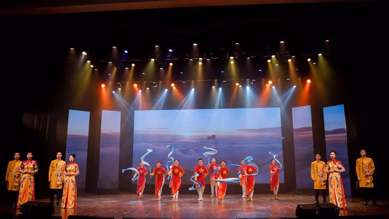 Chương trình năm nay sẽ được dàn dựng công phu, đẹp mắt. Chương trình năm nay sẽ được dàn dựng công phu, đẹp mắt.