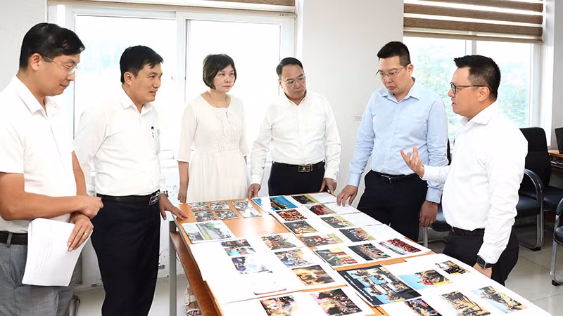 Hội đồng chung khảo thảo luận về các tác phẩm ảnh dự giải. Hội đồng chung khảo thảo luận về các tác phẩm ảnh dự giải.