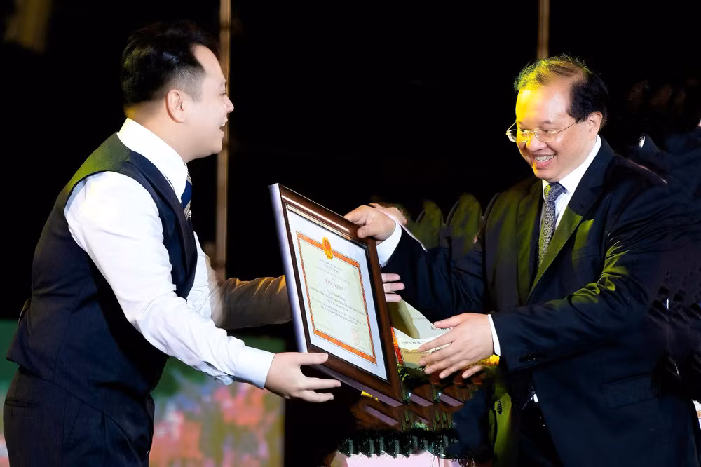 Nghệ sĩ Lê Thanh Phong xúc động khi nhận bằng khen từ người thầy của mình. Nghệ sĩ Lê Thanh Phong xúc động khi nhận bằng khen từ người thầy của mình.