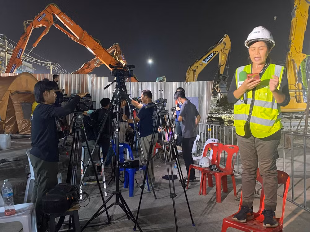 Theo danh sách, hiện có phóng viên Mỹ (ABC), Anh (BBC), Việt Nam (Báo Nhân Dân) và hơn 10 phóng viên Thái Lan đang hoạt động tại khu vực dành cho phóng viên. Theo danh sách, hiện có phóng viên Mỹ (ABC), Anh (BBC), Việt Nam (Báo Nhân Dân) và hơn 10 phóng viên Thái Lan đang hoạt động tại khu vực dành cho phóng viên.