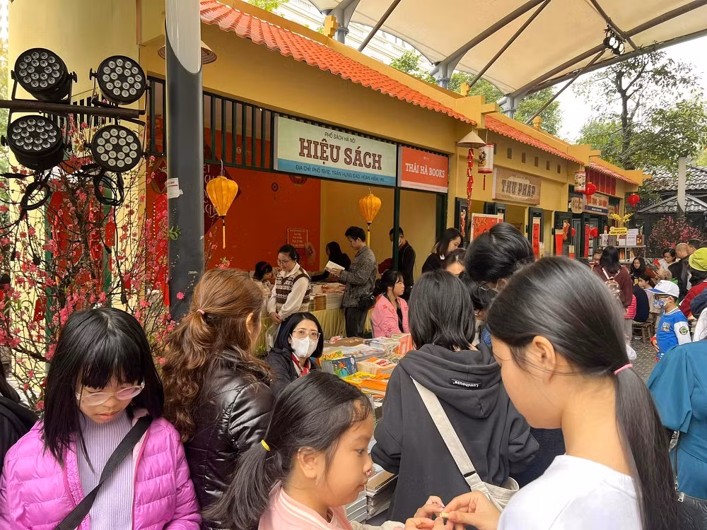 Chương trình lì xì sách của các đơn vị xuất bản nhận được sự ủng hộ nhiệt tình của bạn đọc. (Ảnh: Thái Hà Books) Chương trình lì xì sách của các đơn vị xuất bản nhận được sự ủng hộ nhiệt tình của bạn đọc. (Ảnh: Thái Hà Books)