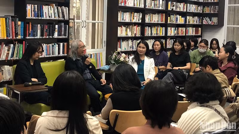 Các diễn giả trò chuyện về văn học Nhật Bản và tác giả Yasushi Inoue.