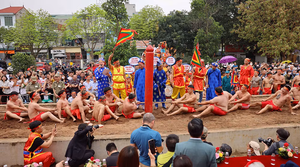 Nghi lễ và trò chơi "Kéo co ngồi" ở đền Trấn Vũ. (Ảnh: Ban tổ chức)
