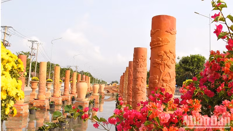 Đường gốm và hoa Vĩnh Long. (Ảnh: BÁ DŨNG)