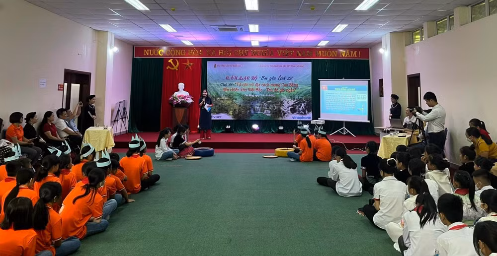 Hoạt động Câu lạc bộ “Em yêu lịch sử”.