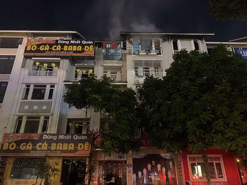 Đám cháy thiêu rụi toàn bộ bên trong tầng 5 của ngôi nhà.