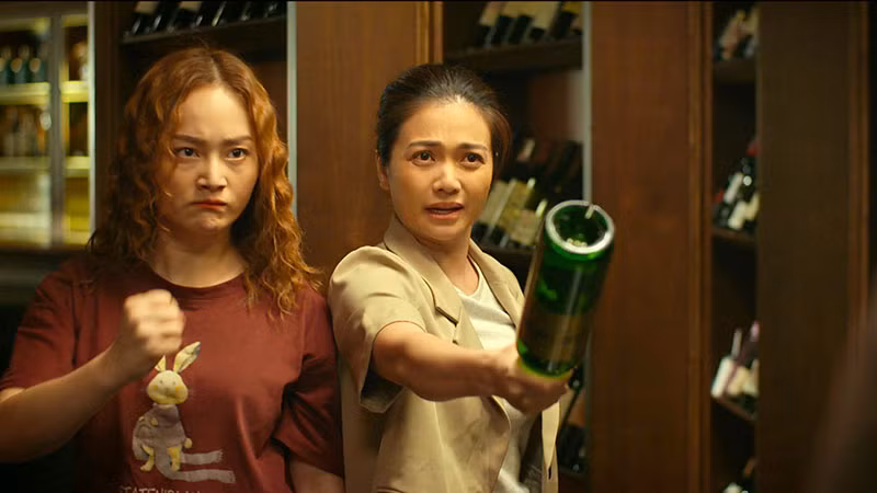 Chị Phương luôn sẵn sàng bảo vệ các em bất chấp hiểm nguy.