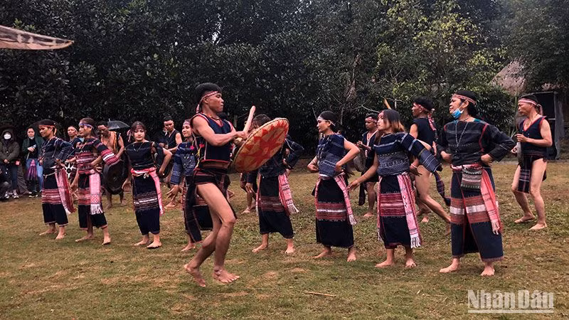 Trình diễn dân ca dân vũ tại Làng.