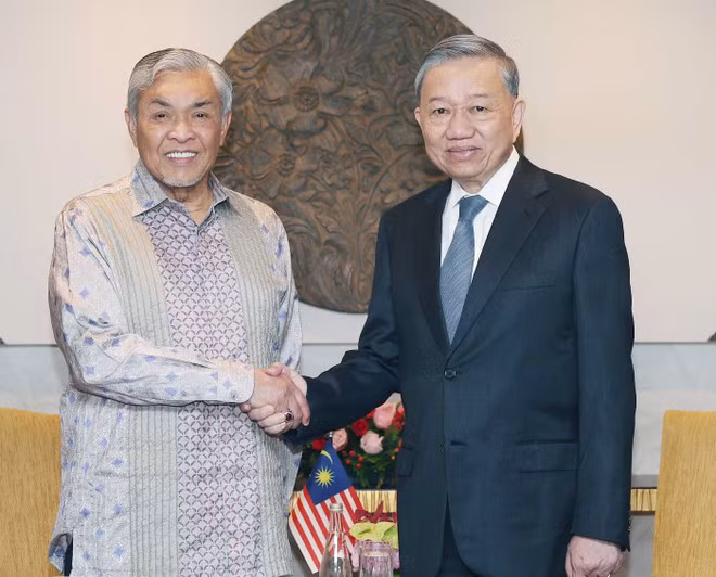 Tổng Bí thư Tô Lâm và Phó Thủ tướng, Bộ trưởng Phát triển Nông thôn, Chủ tịch Đảng UMNO.(Ảnh: TTXVN)