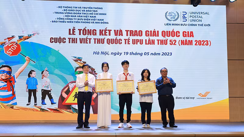Các tác giả giành giải nhì. Các tác giả giành giải nhì.