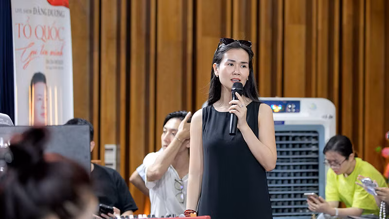 Ca sĩ Võ Hạ Trâm tại một buổi tập.