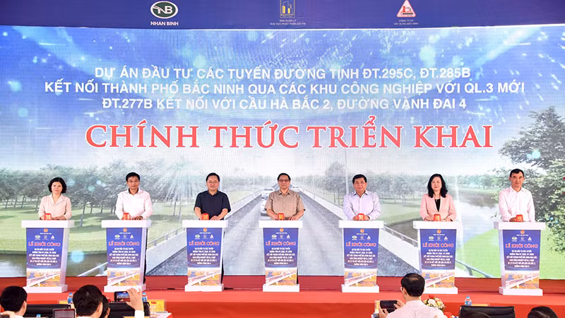 Thủ tướng Phạm Minh Chính và các đại biểu thực hiện nghi thức nhấn nút khởi công dự án. Thủ tướng Phạm Minh Chính và các đại biểu thực hiện nghi thức nhấn nút khởi công dự án.