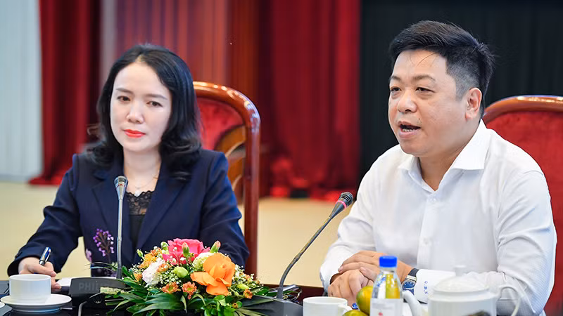Phó Tổng Biên tập Báo Nhân Dân Quế Đình Nguyên và Giám đốc Sở Văn hóa và Thể thao Nghệ An Trần Thị Mỹ Hạnh giới thiệu những nét mới trong chương trình năm nay. Phó Tổng Biên tập Báo Nhân Dân Quế Đình Nguyên và Giám đốc Sở Văn hóa và Thể thao Nghệ An Trần Thị Mỹ Hạnh giới thiệu những nét mới trong chương trình năm nay.