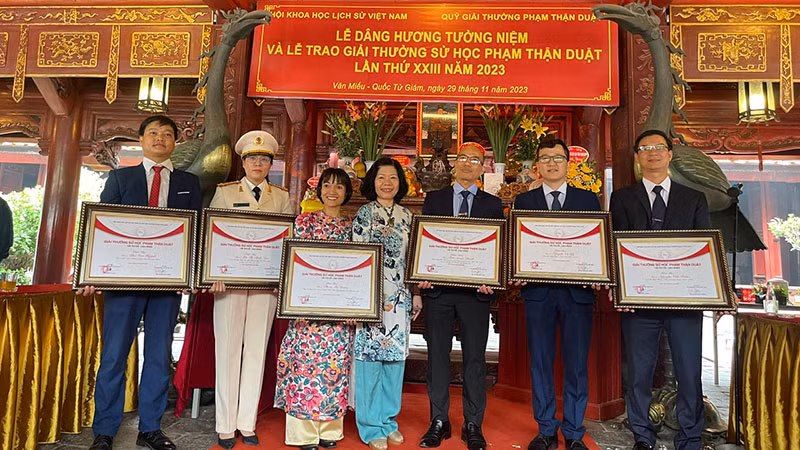 6 tiến sĩ được trao giải thưởng sử học Phạm Thận Duật. (Ảnh: Ban tổ chức)