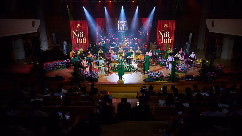 Tùng Anh trình bày một số ca khúc trong album. Tùng Anh trình bày một số ca khúc trong album.