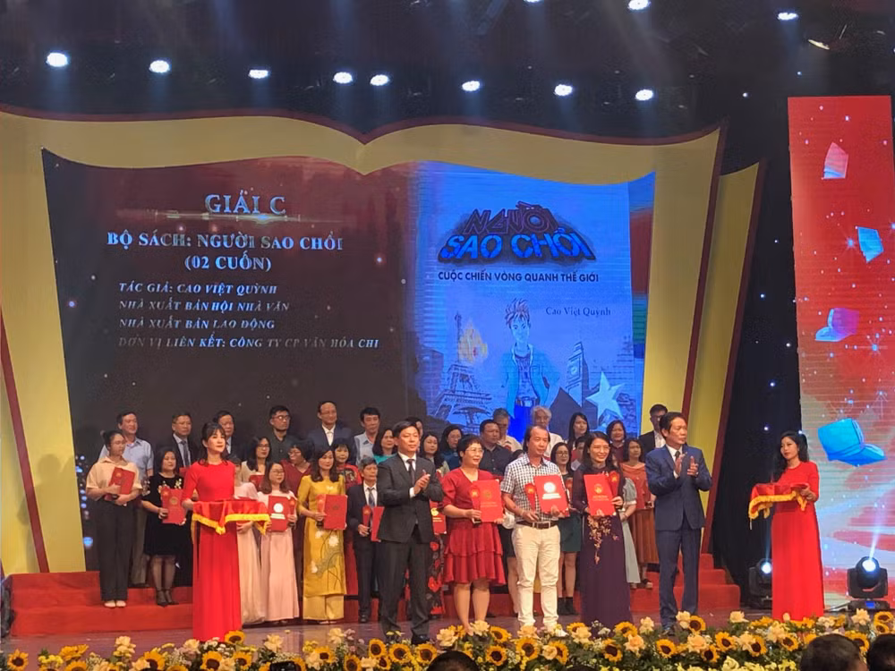 Chibooks và đại diện tác giả Cao Việt Quỳnh nhận giải C Giải Sách Quốc gia 2022. Chibooks và đại diện tác giả Cao Việt Quỳnh nhận giải C Giải Sách Quốc gia 2022.