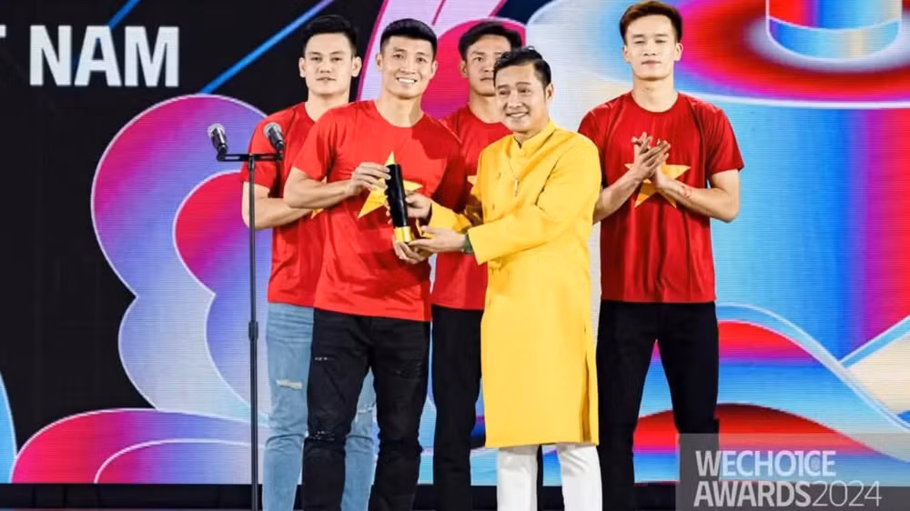 Đội tuyển Việt Nam nhận danh hiệu Đại sứ truyền cảm hứng đặc biệt. (Ảnh: We Choice Award)