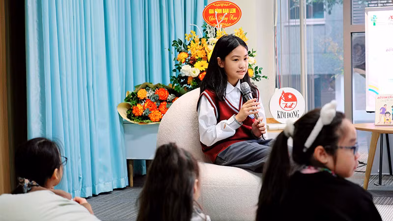 Đoàn Lữ Thụy Phương trong buổi giao lưu ra mắt sách tại Nhà xuất bản Kim Đồng. (Ảnh: Nhà xuất bản Kim Đồng)