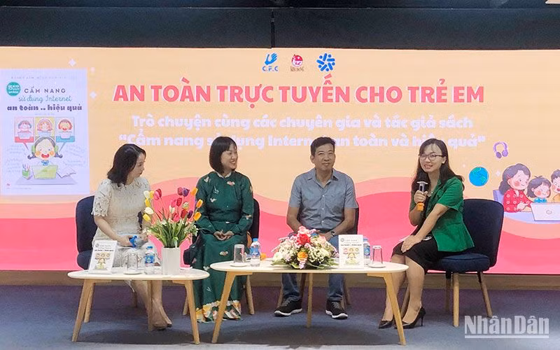 Các diễn giả chia sẻ về an toàn trên mạng cho trẻ nhỏ.