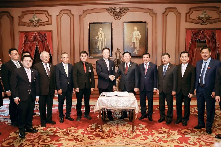 Chủ tịch Quốc hội Vương Đình Huệ với Ban Giám hiệu Đại học Chulalongkorn.