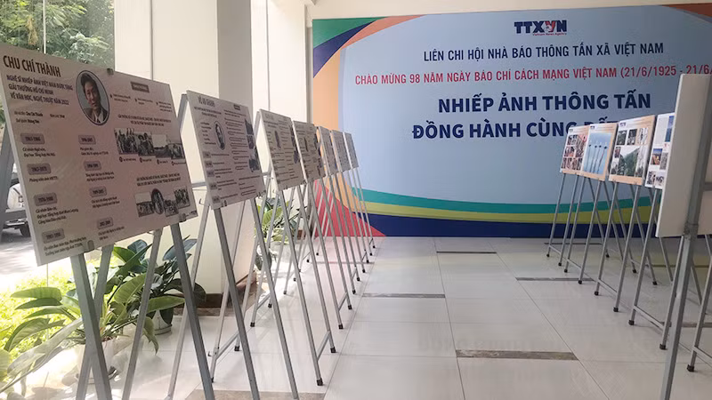 Trưng bày các tác phẩm của 7 nhà báo lão thành của TTXVN. Trưng bày các tác phẩm của 7 nhà báo lão thành của TTXVN.