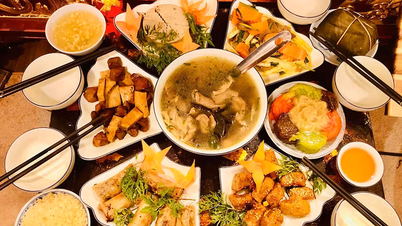 Một mâm cỗ chay cúng Vu Lan. (Ảnh: HÀ TÙNG LONG)
