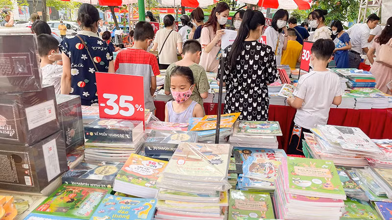 Các đầu sách thiếu nhi đa dạng, phong phú với các mức chiết khấu hấp dẫn.