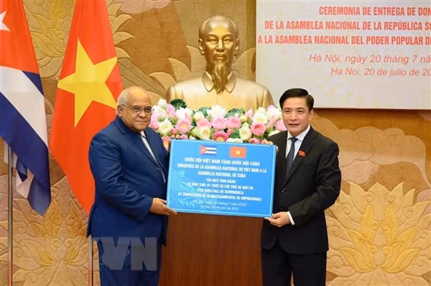 Tổng Thư ký Quốc hội kiêm Chủ nhiệm Văn phòng Quốc hội Bùi Văn Cường trao bảng tượng trưng quà tặng của Quốc hội Việt Nam cho Quốc hội Cuba cho Đại sứ đặc mệnh toàn quyền Cộng hòa Cuba tại Việt Nam Orlando Nicolás Hernández tháng 7/2022. (Ảnh: TTXVN) Tổng Thư ký Quốc hội kiêm Chủ nhiệm Văn phòng Quốc hội Bùi Văn Cường trao bảng tượng trưng quà tặng của Quốc hội Việt Nam cho Quốc hội Cuba cho Đại sứ đặc mệnh toàn quyền Cộng hòa Cuba tại Việt Nam Orlando Nicolás Hernández tháng 7/2022. (Ảnh: TTXVN)