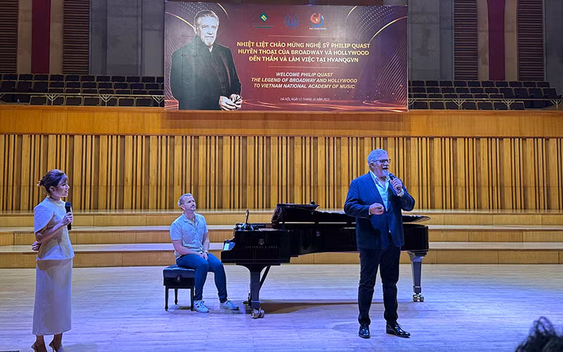 Nghệ sĩ Philip Quast tại Học viện Âm nhạc Quốc gia Việt Nam. (Ảnh: Học viện Âm nhạc Quốc gia Việt Nam)