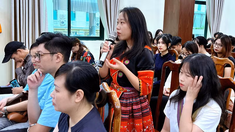Mùa Thị Mai chia sẻ tại chương trình. (Ảnh: MỸ HẠNH)