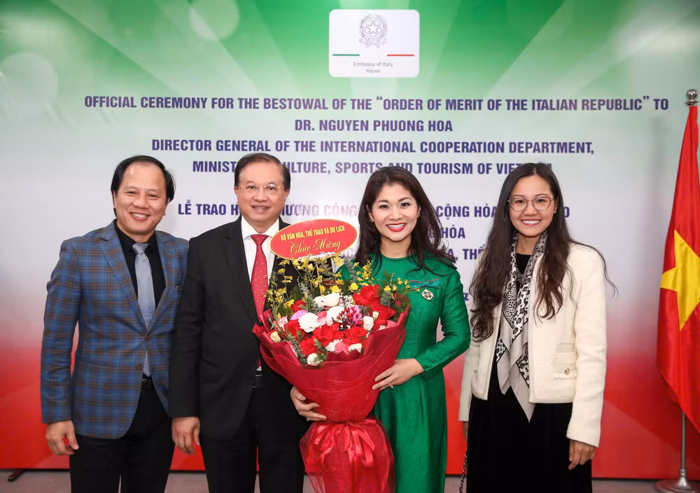 Thứ trưởng Tạ Quang Đông tặng hoa chúc mừng TS Nguyễn Phương Hòa, chụp ảnh cùng ban lãnh đạo Cục Hợp tác quốc tế.