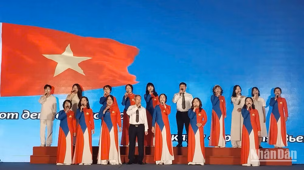 Thầy Lê Đức Mẫn (áo trắng, đứng giữa hàng dưới) hòa giọng cùng các học trò. (Ảnh: THANH NGA)