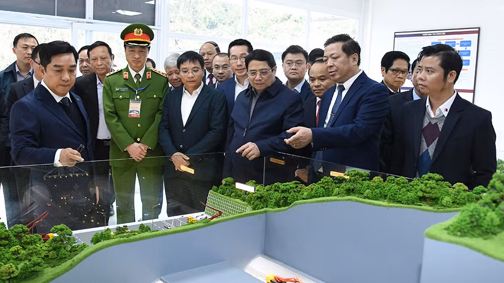 Thủ tướng Phạm Minh Chính nghe giới thiệu về mô hình kết cấu hầm đường bộ trên tuyến cao tốc Đồng Đăng - Trà Lĩnh. (Ảnh: Thanh Giang) Thủ tướng Phạm Minh Chính nghe giới thiệu về mô hình kết cấu hầm đường bộ trên tuyến cao tốc Đồng Đăng - Trà Lĩnh. (Ảnh: Thanh Giang)