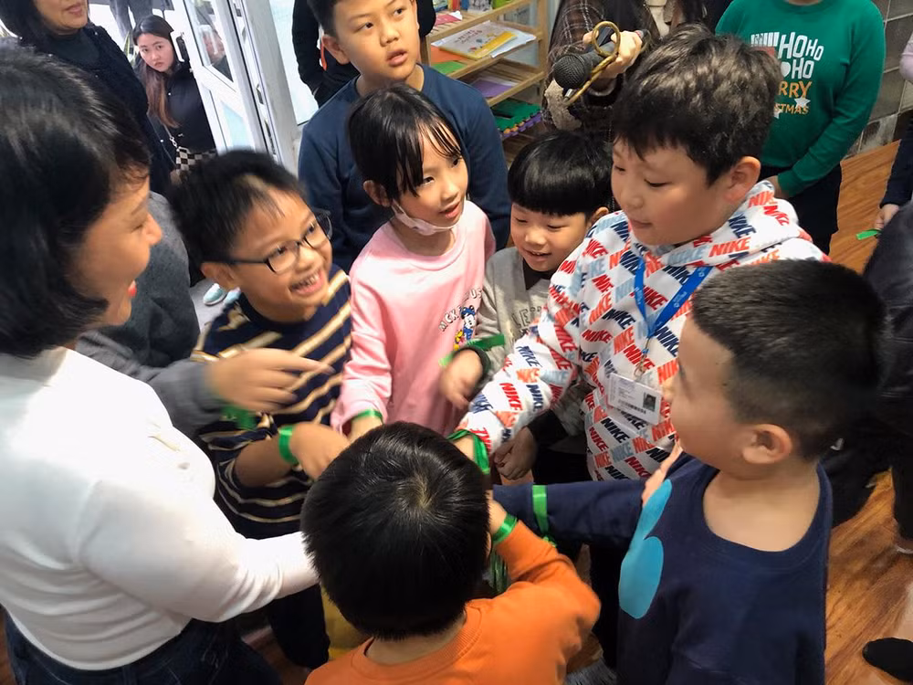 "Chi chi chành chành, cái đanh thổi lửa"... "Chi chi chành chành, cái đanh thổi lửa"...