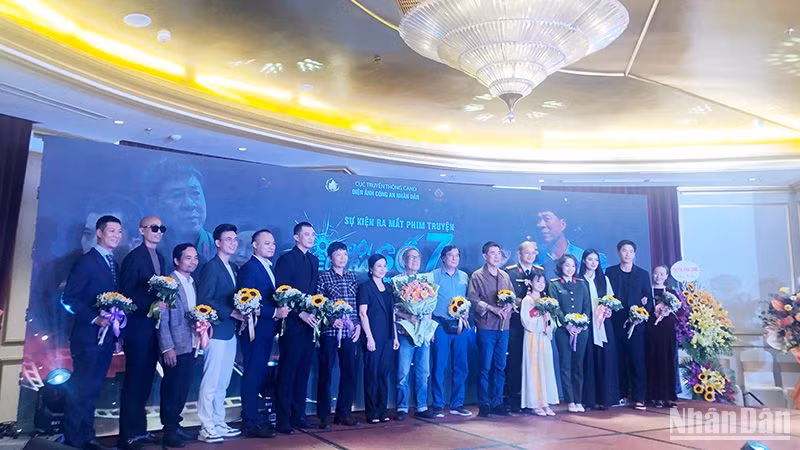 Đoàn làm phim “Đội điều tra số 7” trong buổi ra mắt.