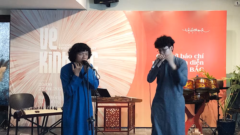 Ngô Hồng Quang trình diễn ngẫu hứng cùng nghệ sĩ beatbox Trung Bảo.