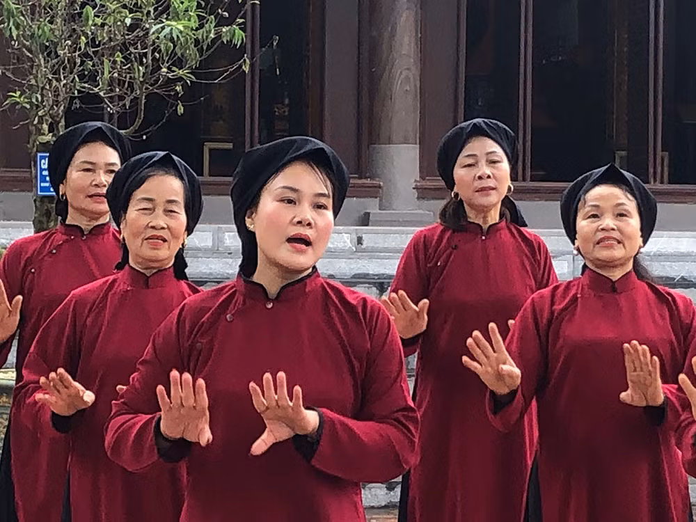 Nghệ nhân ưu tú Bùi Thị Kiều Nga (hàng đầu bên phải), trùm phường xoan Thét.