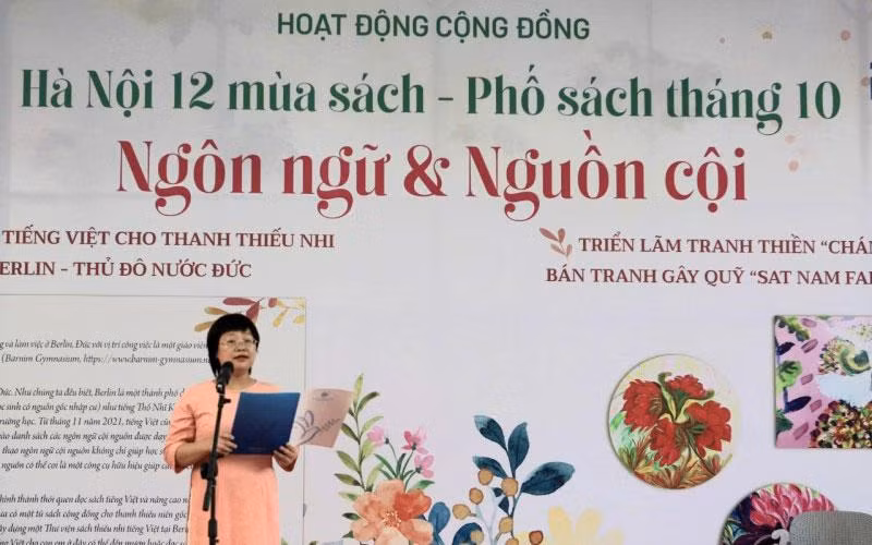 Giám đốc, Tổng Biên tập Nhà xuất bản Phụ nữ Khúc Thị Hoa Phượng phát biểu tại Lễ khai mạc. (Ảnh: Nhà xuất bản Phụ nữ)