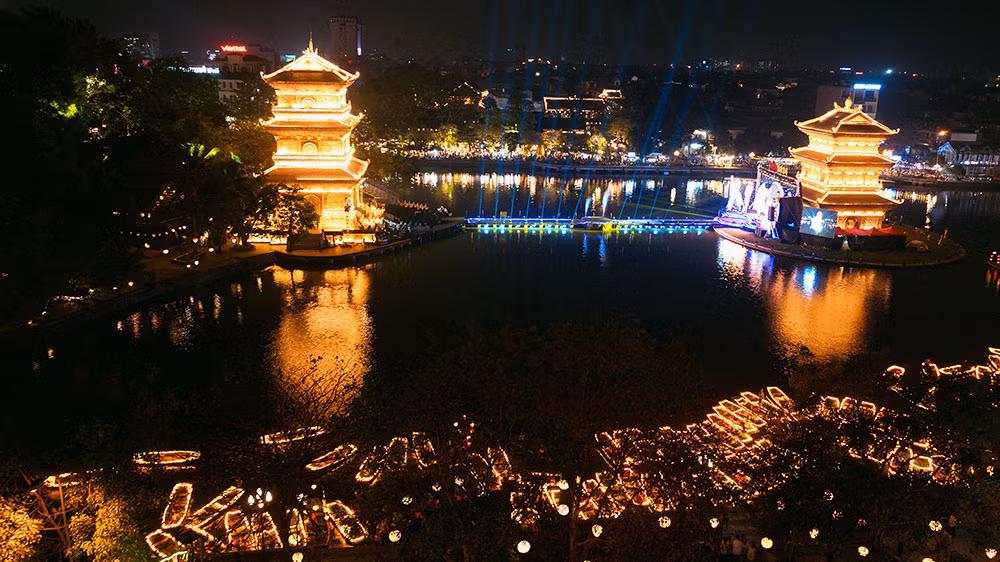 Hồ Kỳ Lân đẹp lung linh trong đêm diễn. Hồ Kỳ Lân đẹp lung linh trong đêm diễn.