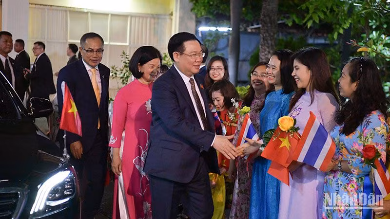 Chủ tịch Quốc hội gặp gỡ cán bộ, nhân viên Đại sứ quán Việt Nam tại Thái Lan.