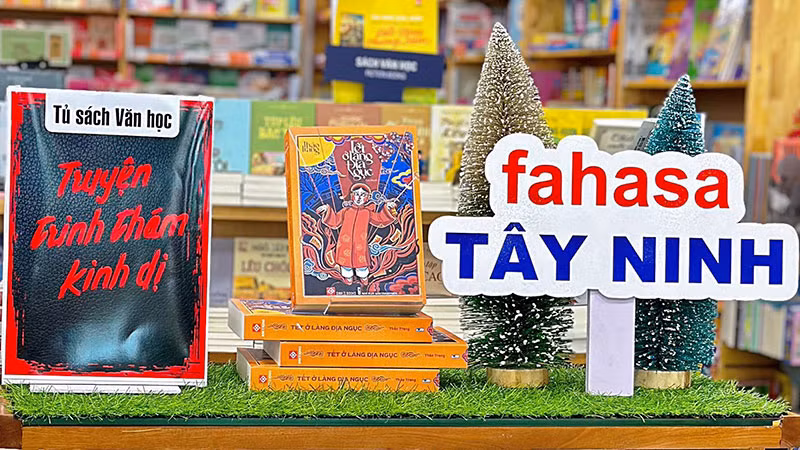 “Tết ở làng Địa Ngục” trên kệ. (Ảnh: Đinh Tị Books)