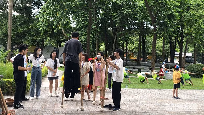 Du khách vui chơi, tham quan tại Bảo tàng Dân tộc học Việt Nam.